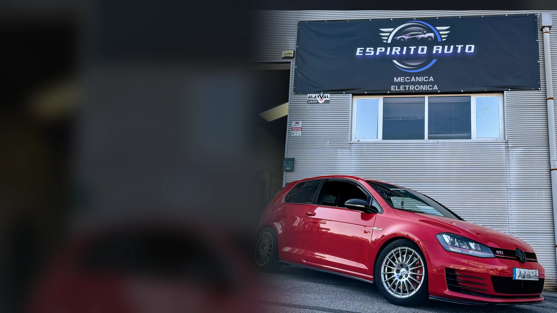 Volkswagen Golf GTI à porta da oficina Espirito Auto, sob o letreiro Mecânica e Eletrónica, em Sobrado