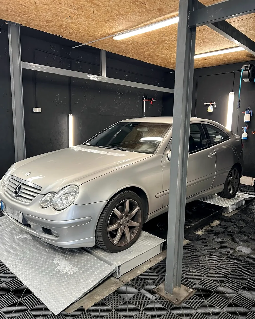 Mercedes Classe C prateado na box de lavagem da Espirito Auto